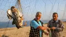 Seekor burung puyuh migran terjerat jaring perangkap di sebuah pantai di Khan Yunis di Jalur Gaza selatan (11/9/2019). Tiap tahun, burung puyuh ulai berdatangan ke pantai-pantai Mediterania pada bulan September. (AFP Photo/Said Khatib)