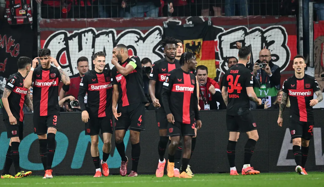 Gol bunuh diri Gianluca Mancini pada menit ke-82 dan aksi Josip Stanisic pada masa tambahan waktu (90+7) membuat skor berubah menjadi imbang 2-2. (Kirill KUDRYAVTSEV/AFP)
