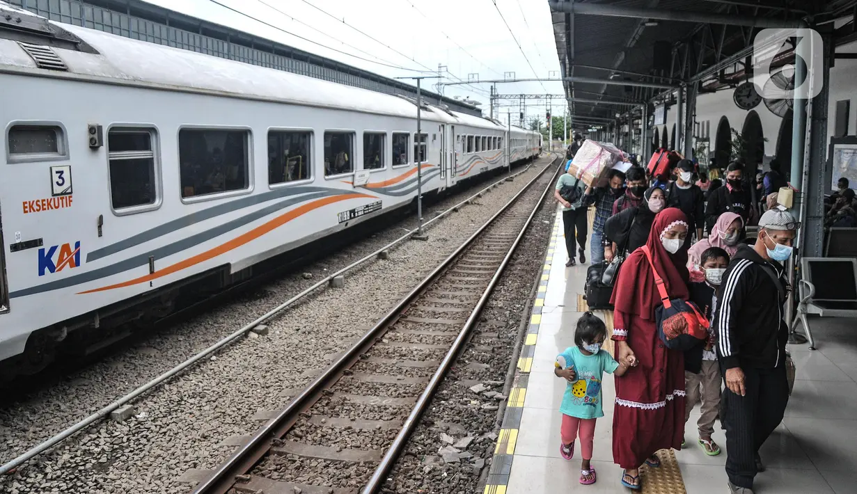 Suasana calon penumpang kereta api jarak jauh di Stasiun Pasar Senen, Jakarta Pusat, Minggu (17/7/2022). PT KAI mulai hari ini kembali memberlakukan syarat wajib bagi penumpang kereta jarak jauh, antara lain tes PCR bagi yang baru vaksin pertama dan tes antigen untuk vaksin kedua sebagai langkah mencegah penyebaran Covid-19. (merdeka.com/Iqbal S Nugroho)