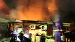 Kebakaran menghanguskan rumah asrama Brimob Polda Riau di Pekanbaru, Riau, Sabtu (12/7) dinihari. Api diduga berasal dari hubungan arus pendek listrik.