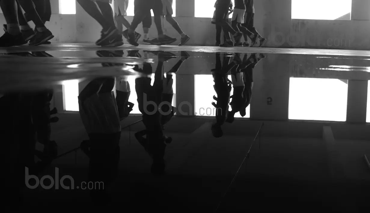 Bayangan para Pemain T-Team saat berlatih di parkiran mobil Hotel Tower Regency di Ipoh, Perak, Malaysia, Sabtu (30/01/2016). (Bola.com/Nicklas Hanoatubun)