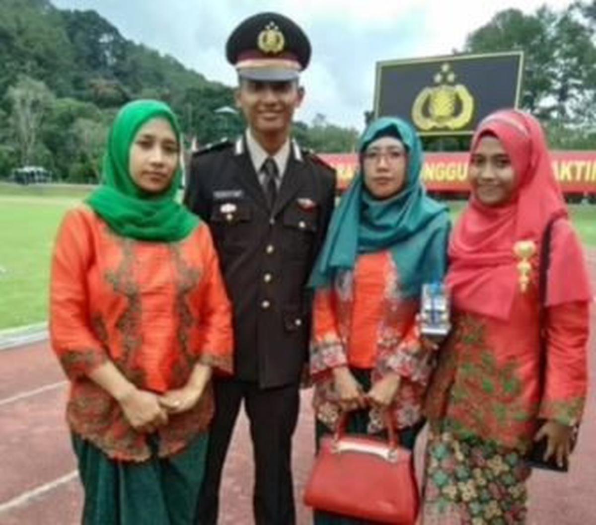 Momen saat berfoto dengan ketiga saudara perempuannya seusai dilantik menjadi Perwira Polri. Dirinya tampak akrab dengan ketiga saudara perempuannya saat berfoto bersama.