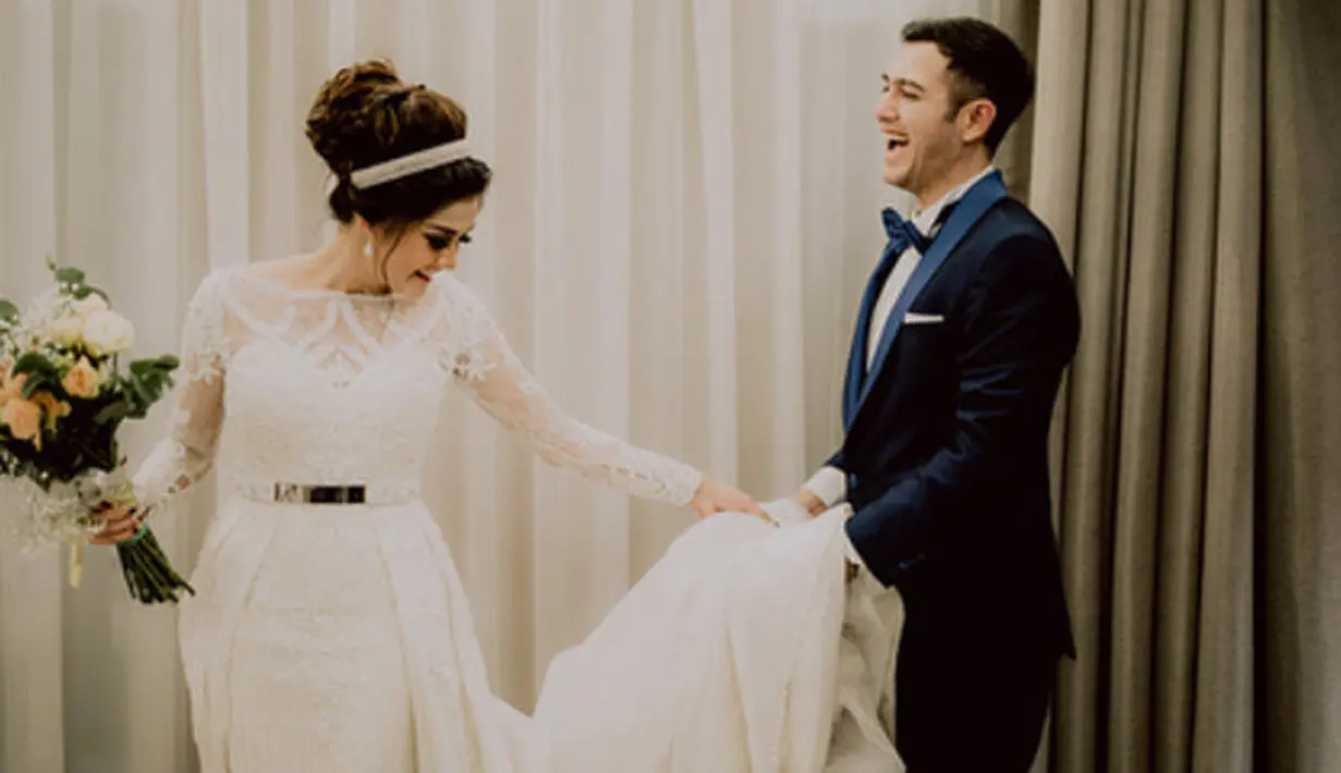 Salah satu hal unik yang terjadi di pernikahan Rifky dan Biby adalah pengucapak Ijab Qabul yang dilakukan RIfky ini menggunakan bahasa Arab. Tak heran, mengingat keduanya memiliki keturunan Timur Tengah. (Instagram/rifkybalweel)