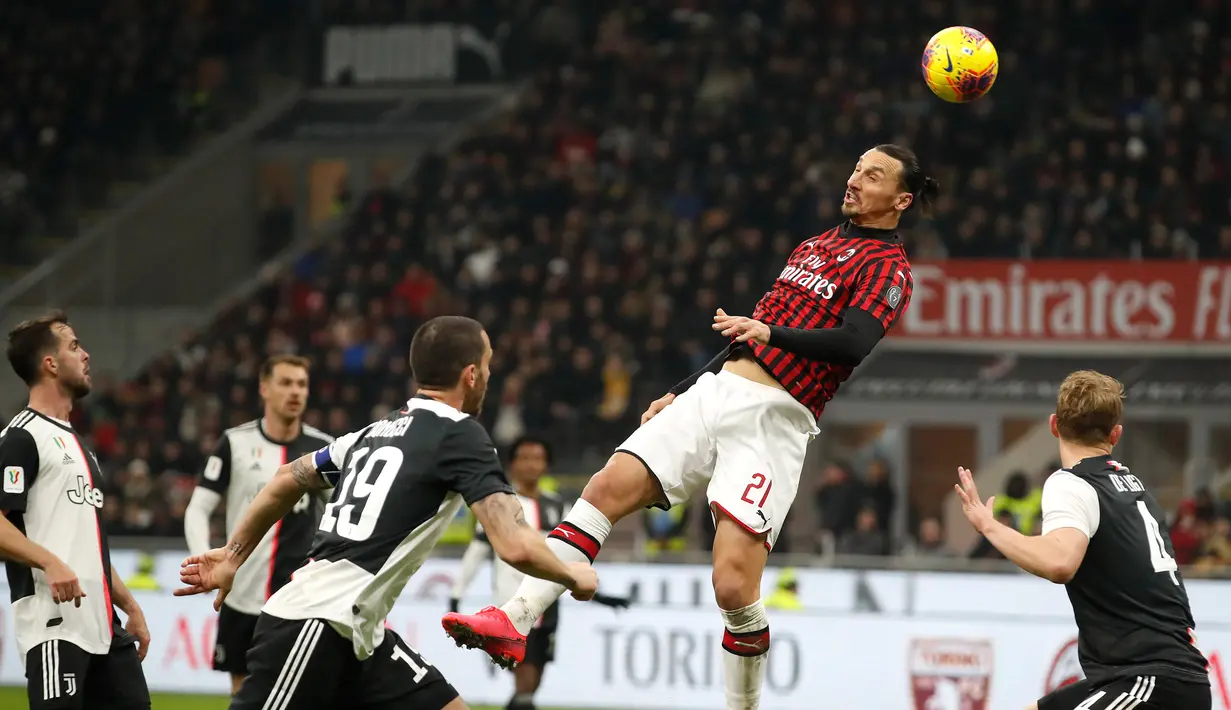 Pemain AC Milan Zlatan Ibrahimovic menyundul bola saat menghadapi Juventus pada pertandingan Coppa Italia di Stadion San Siro, Milan, Italia, Kamis (13/2/2020). Pertandingan berakhir 1-1. (AP Photo/Antonio Calanni)
