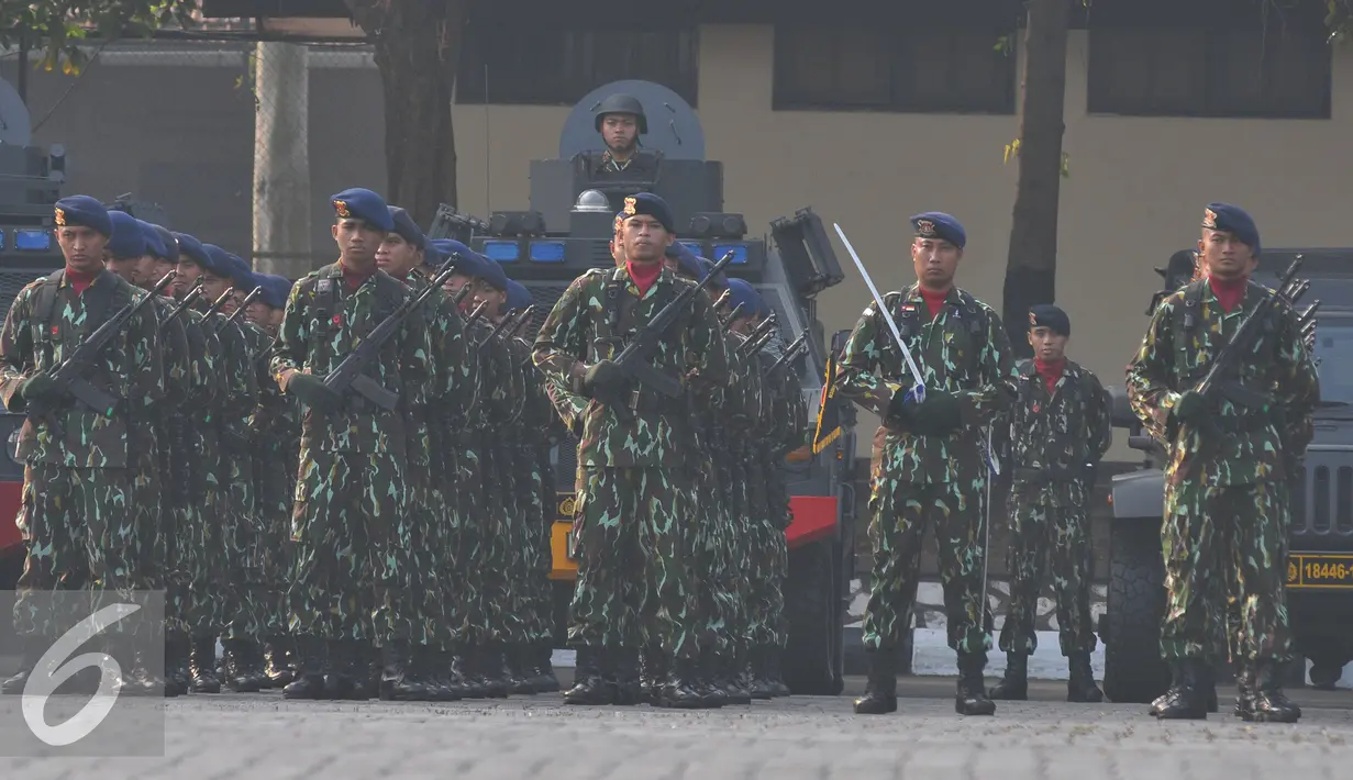 Anggota kepolisian berbaris mengikuti upacara HUT Bhayangkara Polri ke-69 di Mako Brimob, Jakarta, Rabu (1/7/2015). Upacara HUT Bhayangkara Polri ke-69 dihadiri Presiden Joko Widodo sebagai inspektur upacara. (Liputan6.com/Herman Zakharia)