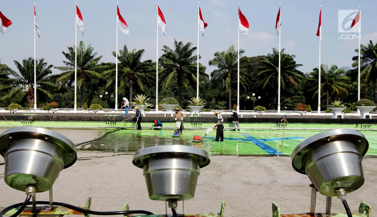 Pekerja membersihkan kolam air mancur di halaman depan Gedung Parlemen MPR/DPR-DPD, Senayan, Jakarta, Sabtu (4/8). Pembersihan kolam ini untuk persiapan menyambut pidato kenegaraan Presiden dalam Sidang Tahunan MPR. (Liputan6.com/Johan Tallo)