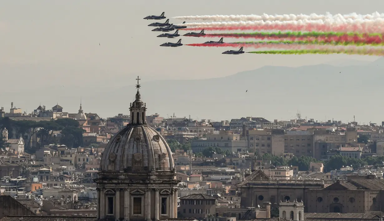 Aksi unit aerobatik Angkatan Udara Italia Frecce Tricolori yang membentuk bendera negara Italia di Roma, Italia (2/6). Dalam sejarahnya, Italia menjadi negara republik setelah referendum yang diadakan pada tanggal 2 Juni 1946. (AFP Photo/ Andreas Solaro)