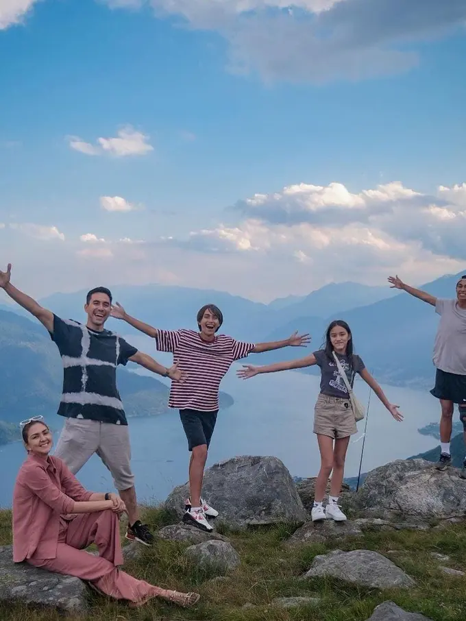 Darius Sinathrya berlibur di Italia bersama keluarga kecil