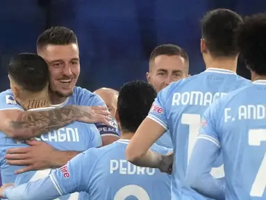 Para pemain Lazio merayakan gol yang dicetak oleh Sergej Milinkovic-Savic ke gawang AC Milan pada laga Liga Italia di Stadion Olimpico, Roma,(24/1/2023). Lazio secara luar biasa berhasil membungkam juara bertahan Liga Italia, AC Milan dalam laga Serie A 2022/2023. (AP Photo/Gregorio Borgia)