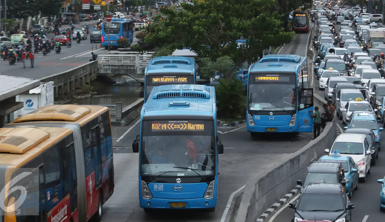 Bus Trans-Jakarta bersiap mengangkut penumpang di Halte Harmoni, Jakarta, Kamis (1/12). Pernyataan tersebut diutarakan Budi saat menanggapi rencana aksi damai yang akan digelar Jumat (2/12) mendatang. (Liputan6.com/Immanuel Antonius)