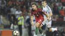 Pemain Portugal, Andre Silva (depan) menempati peringktat kelima dengan total enam gol selama kualifikasi Piala Dunia 2018. (AP/Paulo Duarte)