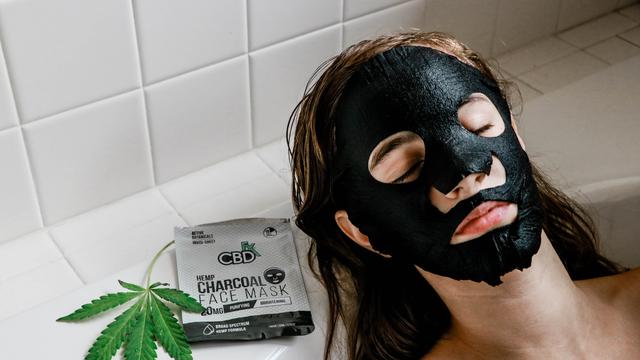 Manfaat Masker Charcoal, Menumpas Kulit Berjerawat Hingga Tuntas