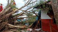 Kondisi ruang kelas SMPN 7 Manado yang hancur dihantam pohon tumbang, Senin (9/1/2023).
