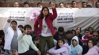 Bajrang Punia, pegulat India yang memenangkan medali perunggu di Olimpiade Tokyo 2020 (kedua kiri) berpartisipasi dengan pegulat lainnya dalam protes terhadap Presiden Federasi Gulat India Brijbhushan Sharan Singh dan pejabat lainnya di New Delhi, India, Jumat (20/1/2023). Pegulat top India memimpin protes di dekat gedung parlemen menuduh presiden federasi dan pelatih melakukan pelecehan seksual dan mental terhadap pegulat muda. (AP Photo/Manish Swarup)