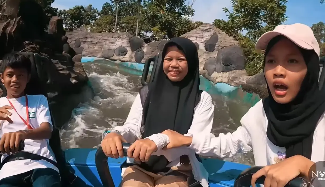 Terlihat anak-anak TPA yang diajak Nikita Willy bebas bermain di banyak wahana di Dufan. Jadi memori tak terlupakan. (Liputan6.com/YT/Nikita Willy Official)