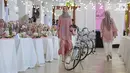 Model membawakan busana karya desainer Intan Kusuma dan Atina Maulia di Akuatik GBK Senayan, Jakarta, Kamis (2/5/2019). Menyambut bulan suci Ramadan sebanyak 30 koleksi busana hijab diperagakan yang mengusung tema Vanilla Anual Show 2019 Menyapa Senja. (Liputan6.com/Fery Pradolo)