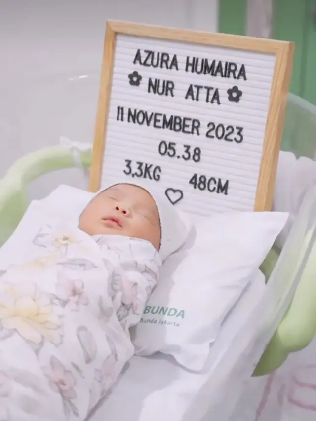 Atta Halilintar akhirnya memperlihatkan wajah putri keduanya yang diberi nama Azura Humaira Nur Atta