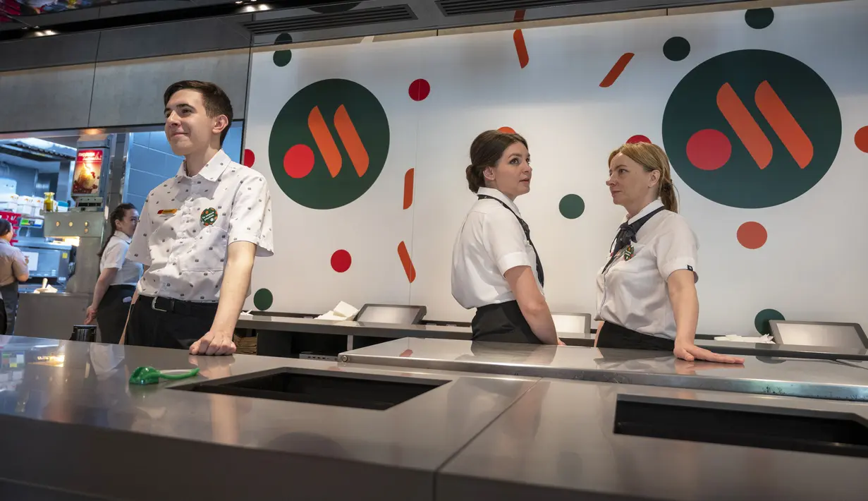 Pekerja menunggu pengunjung di restoran cepat saji yang baru dibuka di bekas gerai McDonald's di Bolshaya Bronnaya Street, Moskow, Rusia, 12 Juni 2022. Korporasi menjual cabangnya di Rusia ke salah satu pemegang lisensi lokal setelah Rusia mengirim puluhan ribu tentara ke Ukraina. (AP Photo/Dmitry Serebryakov)