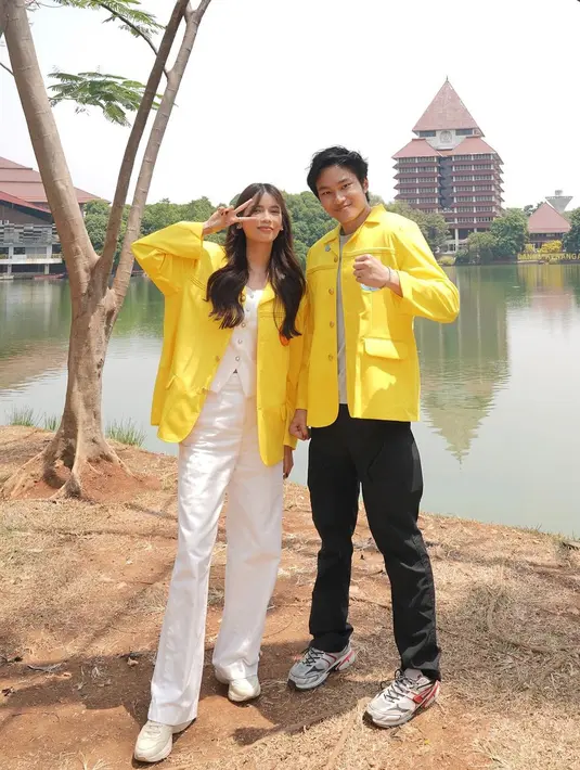 Meski nada bercanda, namun potret ibu dan anak sekampus ini sukses banjir pujian netizen. Foto berlatar Gedung Rektorat UI yang ikonik jadi bukti Sabrina dan Azka siap menjalani pendidikan. (Liputan6.com/IG/@sabrinachairunnisa_)
