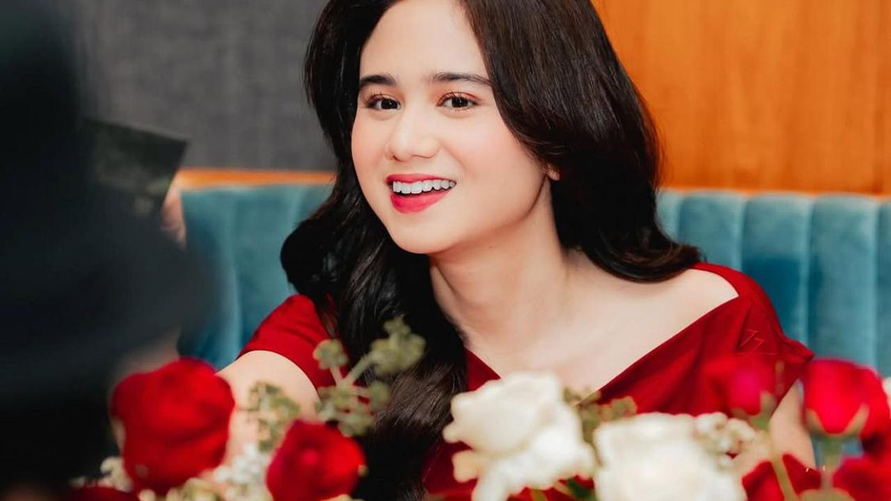 Potret Tissa Biani Memukau di Launching Film '7 HARI UNTUK KESHIA', Busana Merah yang Memesona