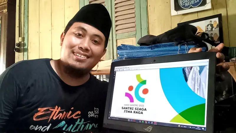 M Shofa Ulul Azmi dengan logo Hari Santri 2021 karyanya. (Ahmad Adirin/Liputan6.com)