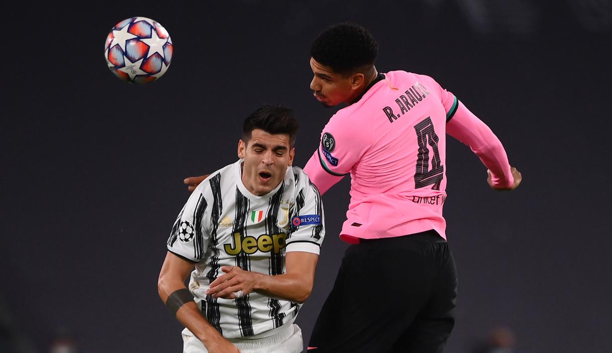 Bek Barcelona, Ronald Federico Araujo, berebut bola dengan penyerang Juventus, Alvaro Morata, pada laga lanjutan Liga Champions 2020/2021 di Allianz Stadium, Kamis (29/10/2020) dini hari WIB. Barcelona menang 2-0 atas Juventus. (AFP/Marco Bertorello)