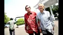 Tokoh senior Tumpak Hatorangan (kiri) dan Erry Riyana (kanan) usai menemui Presiden Jokowi di Istana Negara, Jakarta, Rabu (28/1/2015). (Liputan6.com/Faizal Fanani)