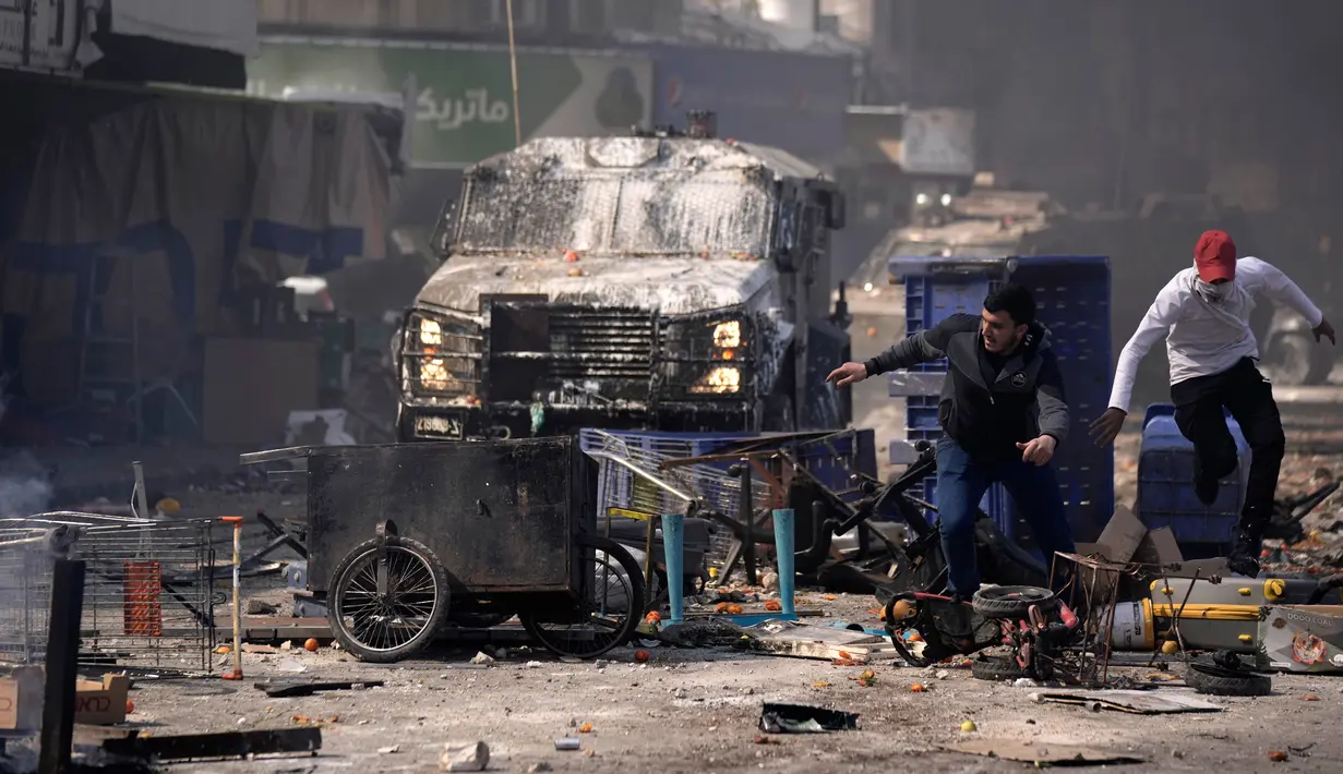 Warga Palestina bentrok dengan pasukan Israel di Kota Nablus, Tepi Barat, 22 Februari 2023. Sebanyak 10 warga Palestina tewas dan puluhan lainnya luka-luka dalam serangan tentara Israel di Kota Nablus. (AP Photo/Majdi Mohammed)