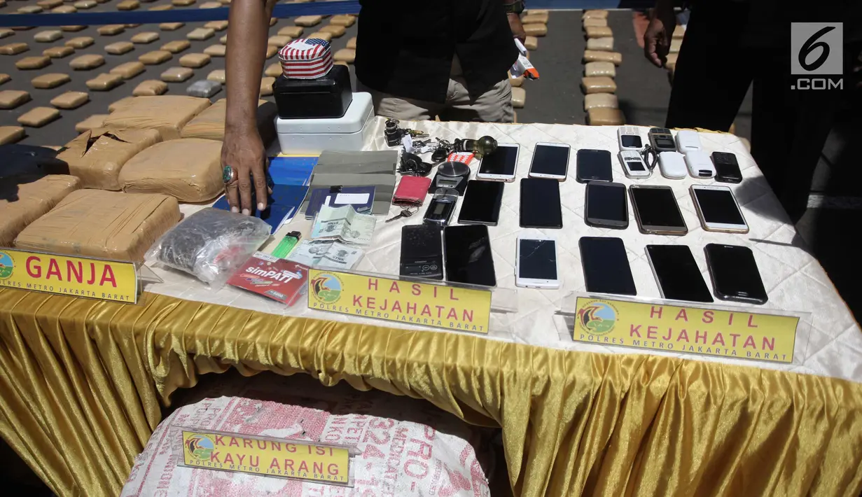 Barang bukti ganja dan lainnya ditunjukkan saa rilis di Polres Jakarta Barat, Kamis (4/1). Polres Metro Jakbar berhasil menghentikan penyelundupan 1,3 ton ganja dari Provinsi Aceh ke Jakarta. (Liputan6.com/Arya Manggala)