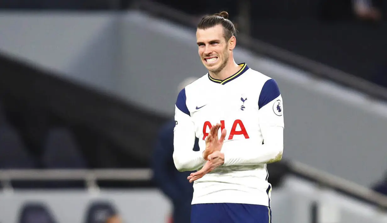 Penyerang Tottenham Hotspur, Gareth Bale, tampak kecewa saat melawan Leicester City pada laga Liga Inggris, Minggu (20/12/2020). Spurs menyerah dengan skor 2-0. (Julian Finney/ Pool via AP)