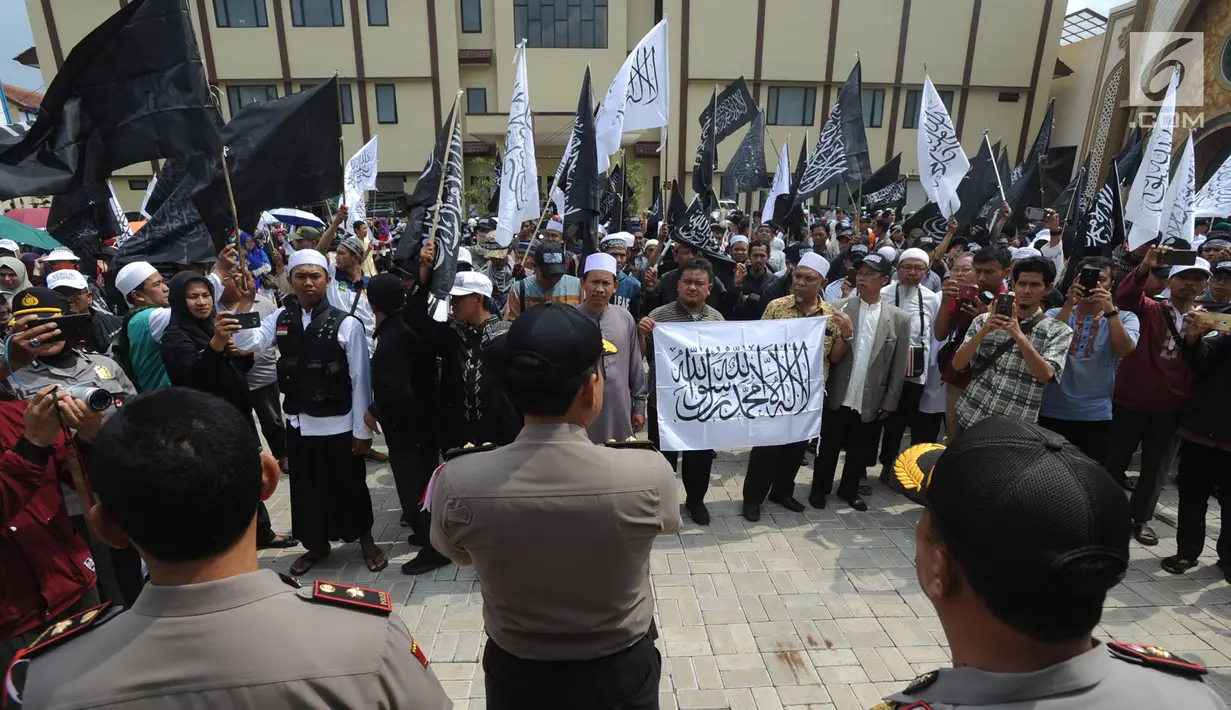 Massa Aliansi Umat Islam Pembela Tauhid Bogor dan Forum Muslim Bogor melakukan aksi unjuk rasa di halaman Polresta Bogor, Jawa Barat, Selasa (23/10). Aksi diikuti ratusan orang. (Merdeka.com/Arie Basuki)