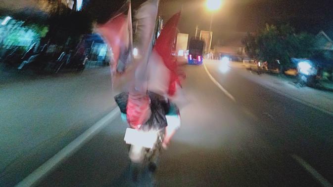 Mbah Sumardi (65) memacu sepeda motornya di Jalan Lintas Timur, Kecamatan Merlung, Tanjungjabung Barat, Jambi, Sabtu (26/9/2020). (Liputan6.com/Gresi Plasmanto)