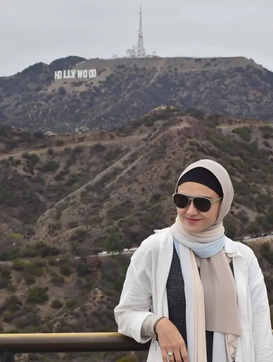 Kalau liburan ke Amerika Serikat, salah satu foto yang paling ikonik ialah berfoto dengan latar belakangan tulisan Hollywood. Meski hanya singkat, liburan ini pun terasa menyenangkan dan banyak memberi kesan bagi Zee Zee Shahab. (Liputan6.com/IG/@zeezeeshahab)