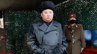 Ekspresi Pemimpin Korea Utara Kim Jong-un saat memantau latihan militer Korea Utara di lokasi yang dirahasiakan pada hari Senin (2/3/2020). Latihan militer digelar ketika perundingan nuklir dengan Amerika Serikat terhenti. (Korean Central News Agency/Korea News Service via AP)