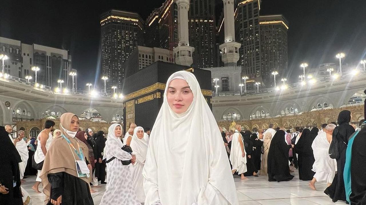 Momen Spesial Elina Joerg di Makkah, Rayakan Ulang Tahun dengan Ibadah Umrah