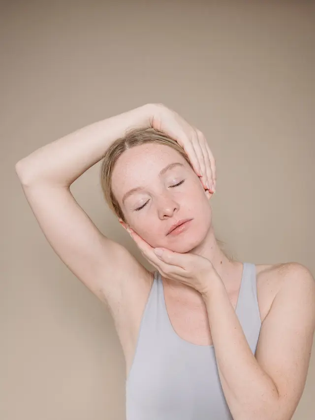 Mulai Membersihkan Wajah sebelum Face Yoga
