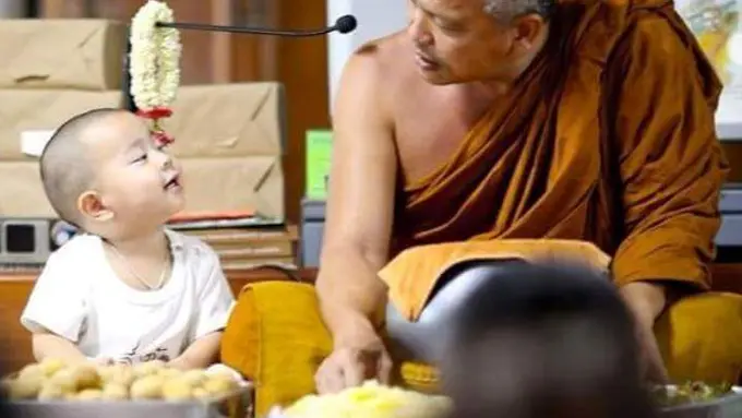 Kamu Seperti Lihat Malaikat Saat Menatap Biksu Kecil Ini, Lucu!