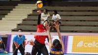 Pemain Timnas Bola Voli Putri Indonesia, Megawati Hangestri Pertiwi melakukan servis ke arah pemain Timnas Bola Voli Putri Thailand&nbsp;saat laga Grup A Bola Voli Putri SEA Games 2023 di Olympic Complex Indoor Main Hall, Phnom Penh, Kamboja, Selasa (09/05/2023). (Bola.com/Abdul Aziz)