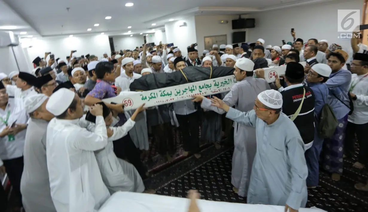 Umat muslim mengangkat jenazah KH Maimun Zubair atau Mbah Moen saat akan disemayamkan di Kantor Urusan Haji Daker Syisyah, Makkah, Arab Saudi, Selasa (6/8/2019). Pimpinan Pondok Pesantren Al-Anwar Sarang tersebut meninggal dunia usai menunaikan salat subuh. (Liputan6.com/HO/Baharuddin/MCH)