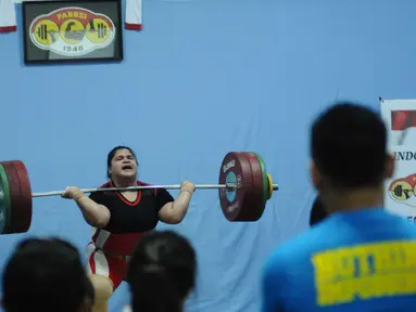 Lifter putri Nurul Akmal melakukan angkatan saat tes prestasi pelatnas angkat besi Asian Games 2018 di Mako Lanmar Jakarta, Selasa (6/3). Tes prestasi ini untuk mengukur kemajuan atlet jelang laga di Asian Games 2018. (Liputan6.com/Helmi Fithriansyah)