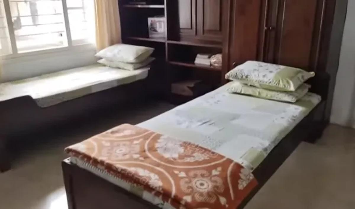 "Dan ini kamar tempat Pak Anies dilahirkan," kata wanita tersebut.