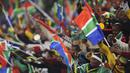 Suporter Afsel bersorak-sorai di ajang Piala Konfederasi antara Spanyol vs Afsel pada 20 Juni 2009 di Free State Stadium, Bloemfontein. Spanyol menang 2-0 tapi kedua tim lolos ke semifinal. AFP PHOTO/PIERRE-PHILIPPE MARCOU