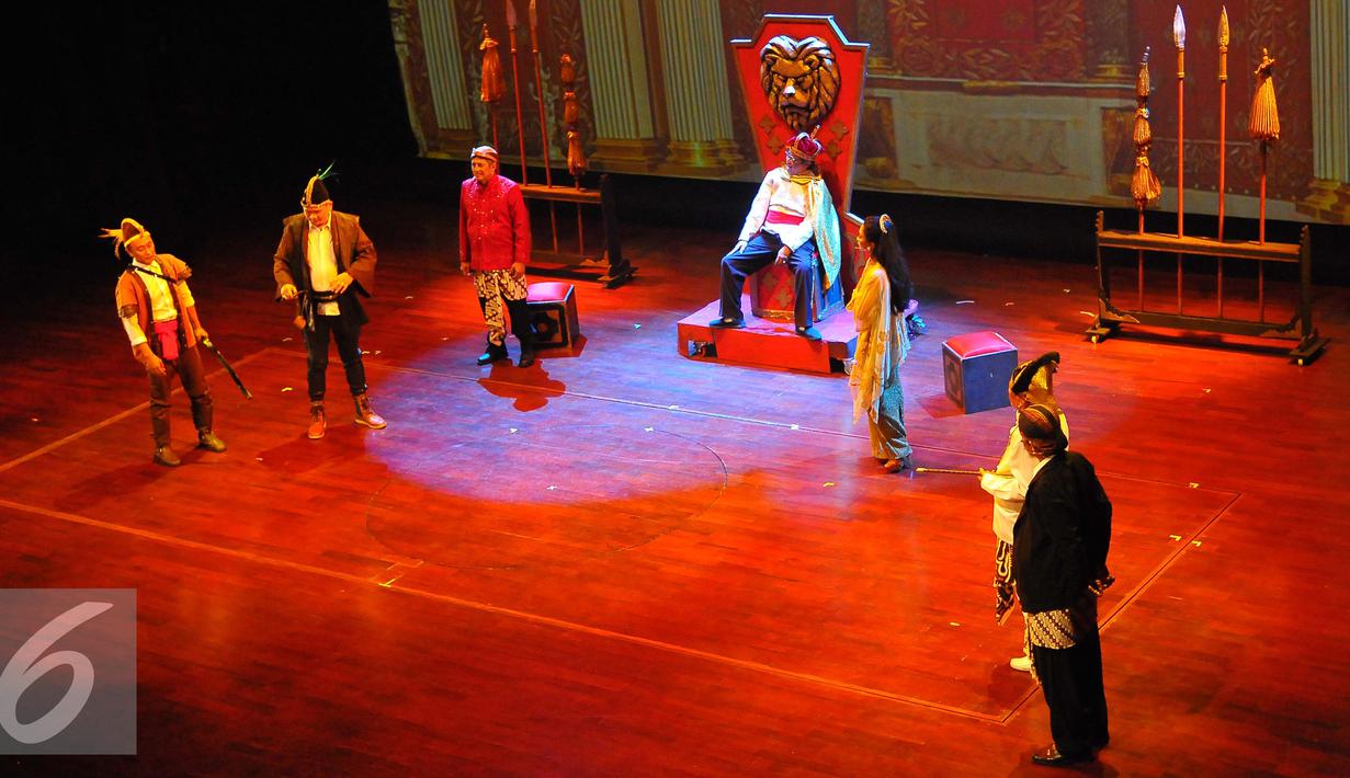 Salah satu adegan dalam pementasan teater Kebangsaan Tripikala di Tim, Cikini, Jakarta, Senin ( 23/1). Teater kebangsan tersebut menceritakan tentang kondisi politik saat ini yang di bawakan dengan sindiran dan humor. (Liputan6.com/Angga Yuniar)