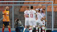 Pemain AC Milan Samu Castillejo bersama rekan-rekannya merayakan golnya ke gawang Lecce dalam lanjutan Liga Italia di Stadion Via del Mare, Selasa (23/6/2020) dini hari WIB. (Donato Fasano / LaPresse via AP )