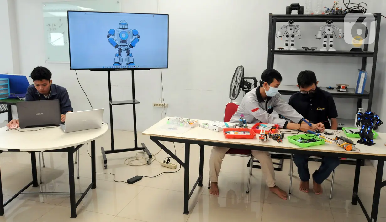 Mahasiswa magang merakit robot di Kampong Robot, Sarua, Ciputat, Tangerang Selatan, Banten, Jumat (18/3/20222). Kampong Robot yang memiliki program field trip untuk umum ini mengkhususkan pada edukasi robot dari tingkat TK hingga perguruan tinggi. (merdeka.com/Arie Basuki)