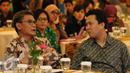 Plt Pimpinan KPK Johan Budi (kiri) berbincang dengan coordinator ICW Ade Irawan saat peringatan 17 tahun ICW di Jakarta, Selasa (4/8/2015). Peringatan 17 tahun ICW bersamaan dengan pembukaan Sekolah Anti Korupsi. (Liputan6.com/Helmi Fithriansyah)