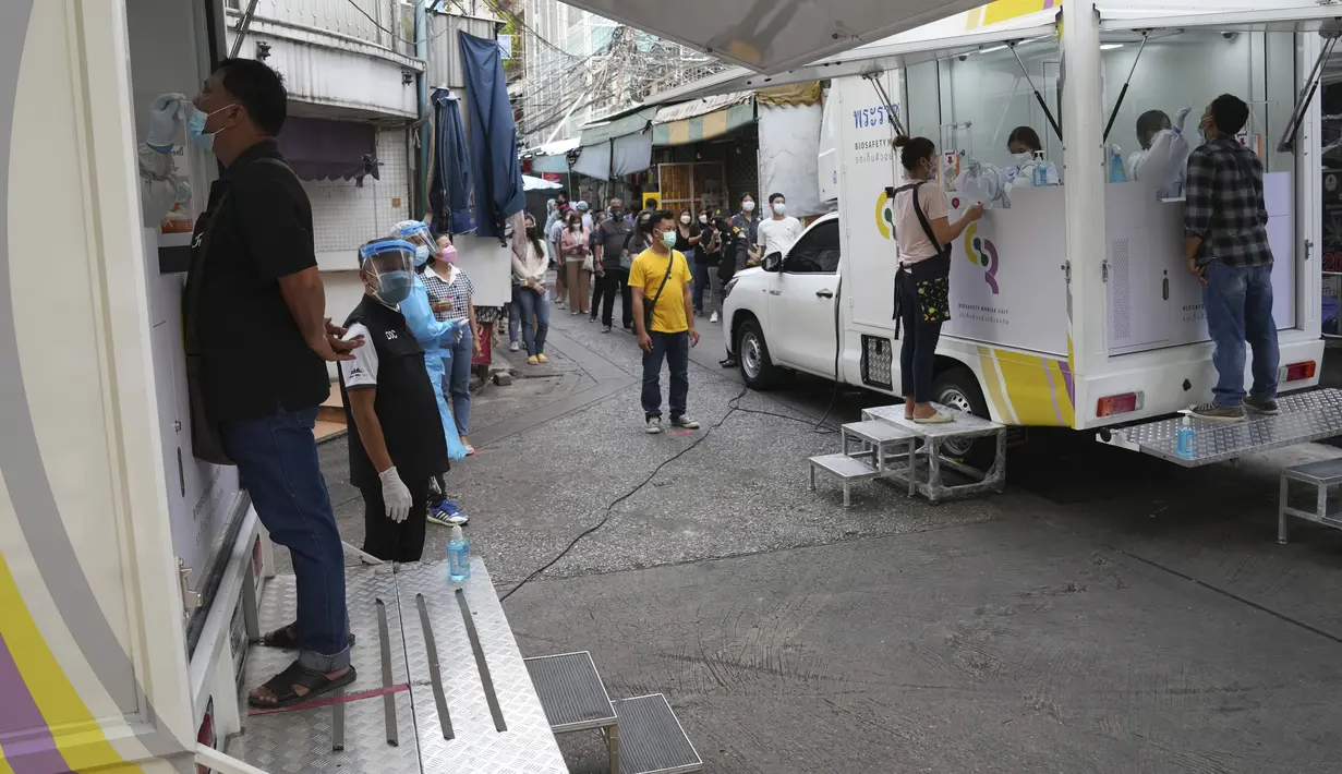 Petugas mengumpulkan swab hidung dari pedagang untuk tes virus corona di sebuah pasar di Bangkok, Thailand (11/6/2021). Pusat Administrasi Situasi Covid-19 Thailand mengatakan 2.208 dari infeksi baru berasal dari masyarakat umum. Sedangkan 102 kasus berasal dari penjara. (AP Photo/Sakchai Lalit)