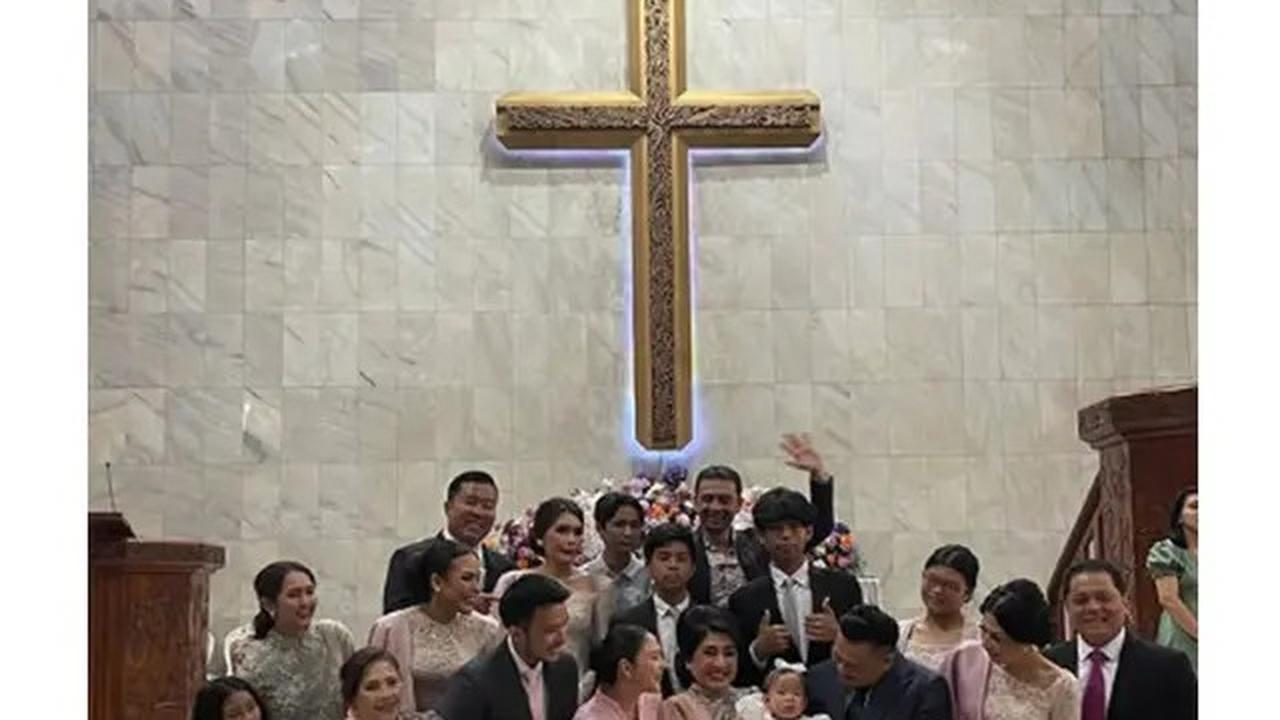 6 Potret Jessica Mila di Pembaptisan Putrinya, Padukan Songket dan Kebaya Pink
