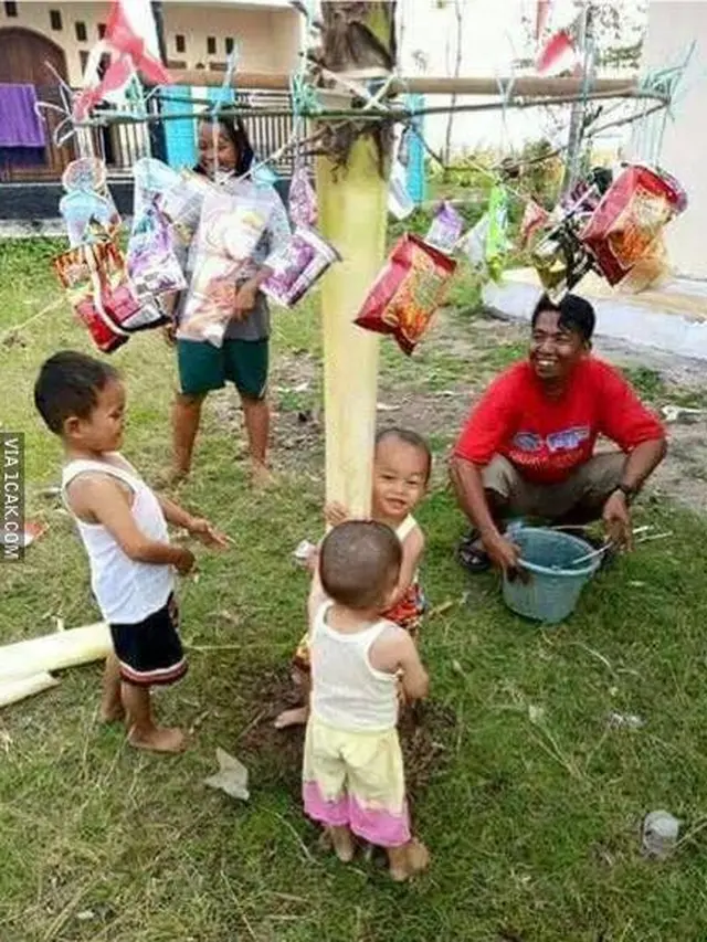 6 Hadiah Panjat Pinang Ini Curi Perhatian, Bikin Ingin Ikut Lomba