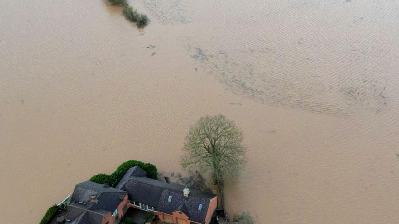 Banjir di Inggris akibat Badai Henk ini juga mengakibatkan akses sebuah rumah di desa Severn Stoke terputus di Worcester, Inggris.